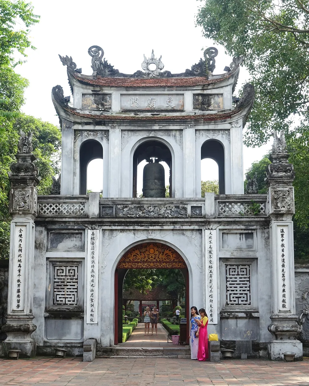 Le portail de pierre du temple de la Littérature, à Hanoï, sous les arbres