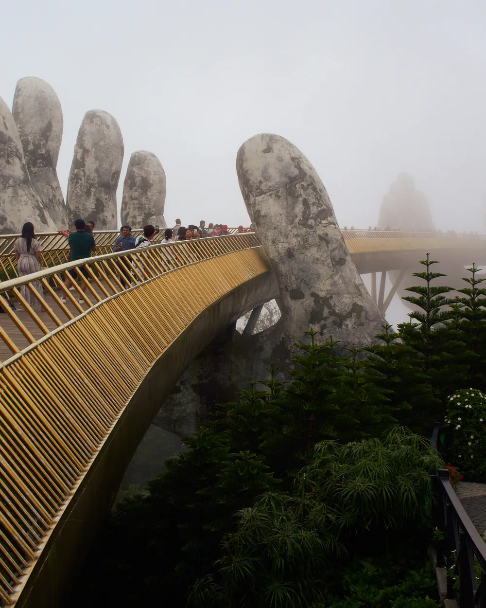 Le pont doré de Ba Na, porté par 2 mains de pierre géantes dans la brume