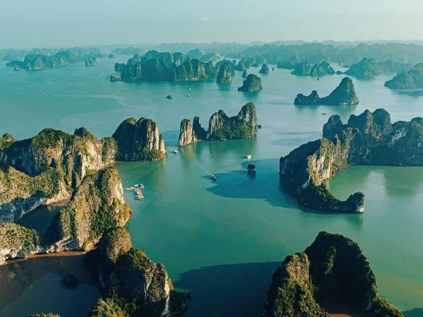 Les pitons calcaires de la baie d'Ha Long vus du ciel